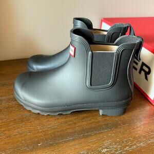 Hunter Woman’s Black Original Chelsea Waterproof Rain Boot- Size 6M